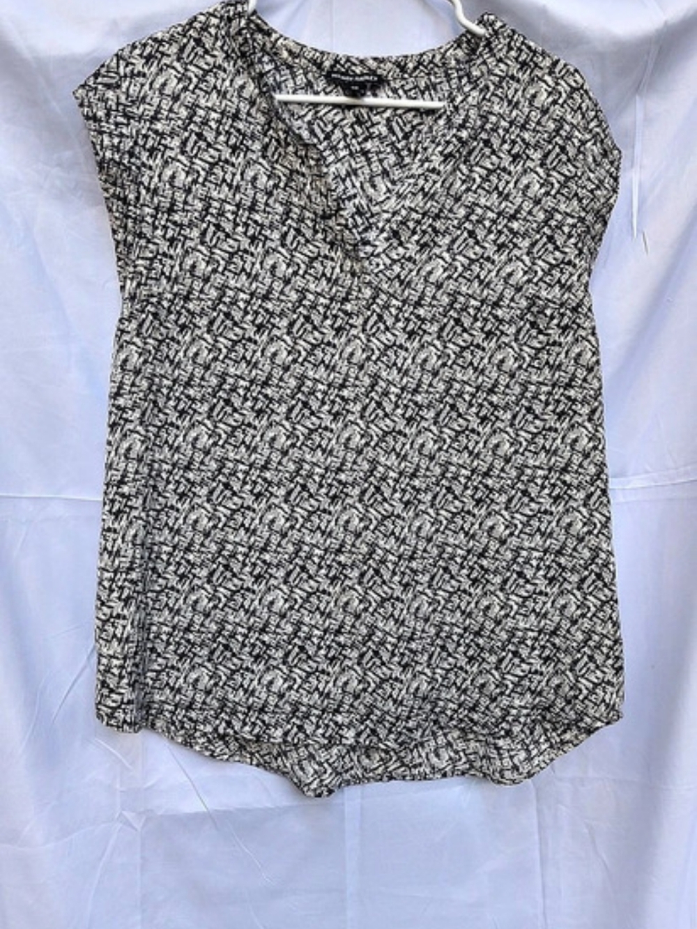 Hilary Radley Abstract Sleeveless Blouse in Black & White Size Medium Like